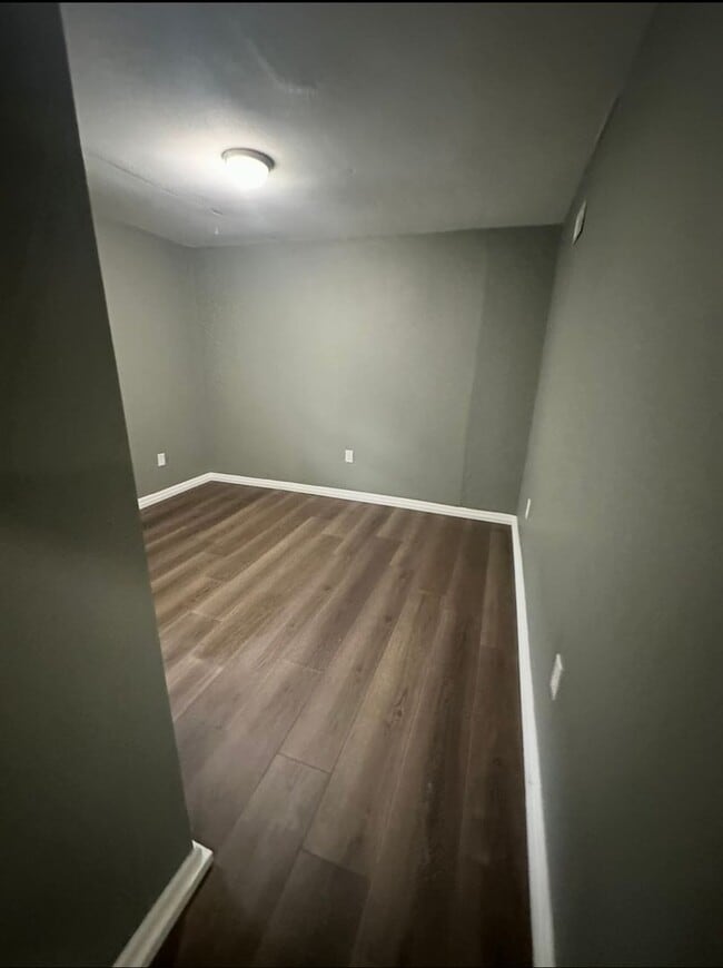 Building Photo - This is a 3bedroom 1 Full bathroom house which has a spacious living room, dining room and full k...