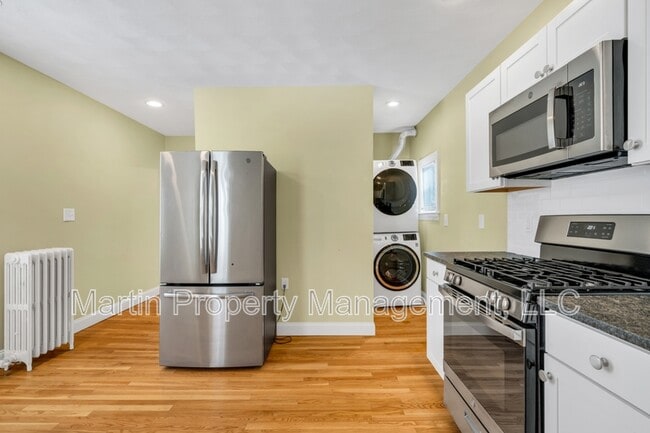 Building Photo - 14-14 Beltran St