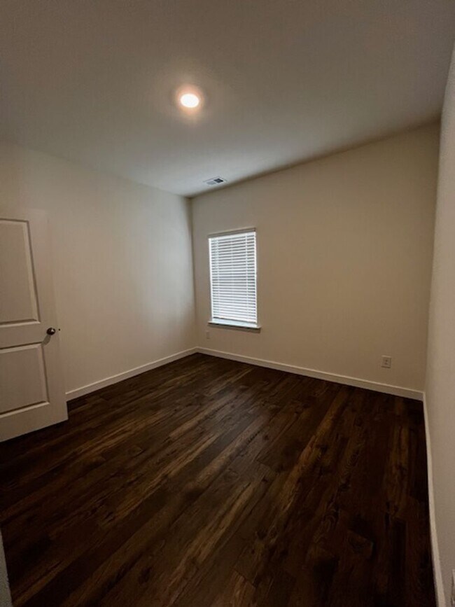 Building Photo - One level 4 Bed 3 Bath home built in 2024