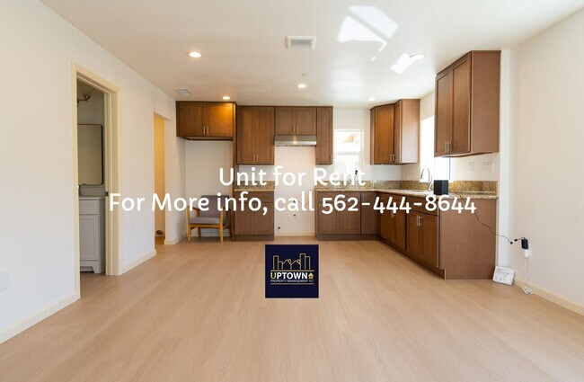 Building Photo - Townhome - 3 Bedrooms-2.5 Baths - Los Angeles