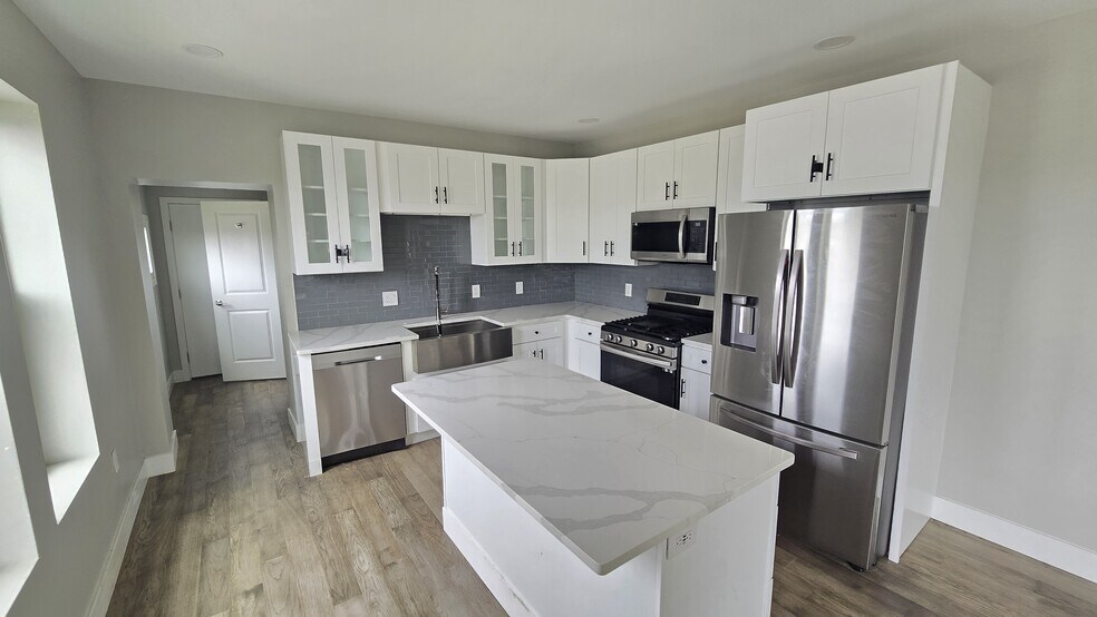 Building Photo - 484 Shurs Ln
