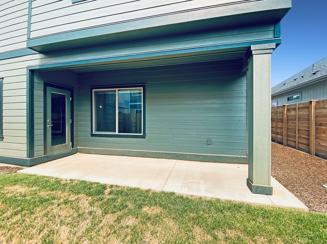Building Photo - 3BR SE Bend home in great neighborhood wit...
