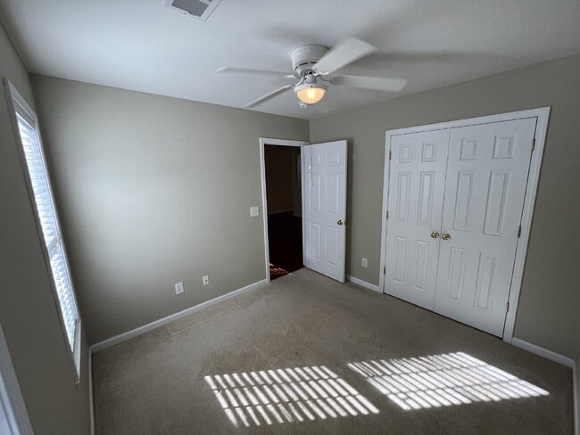 Building Photo - "Charming 3-Bed Townhouse with Granite Tou...