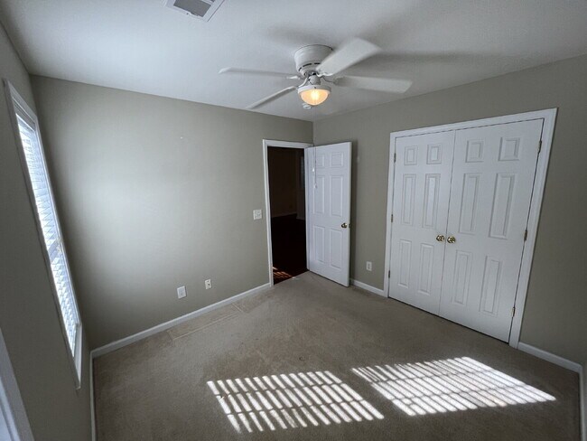 Building Photo - "Charming 3-Bed Townhouse with Granite Touches & Cozy Fireplace in Kernersville!"