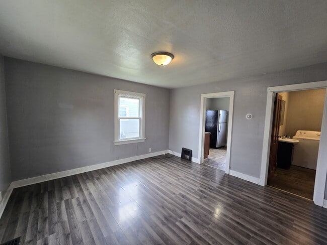 Building Photo - 609 1st St E