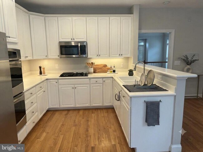 Building Photo - 2229 N Oak Ct