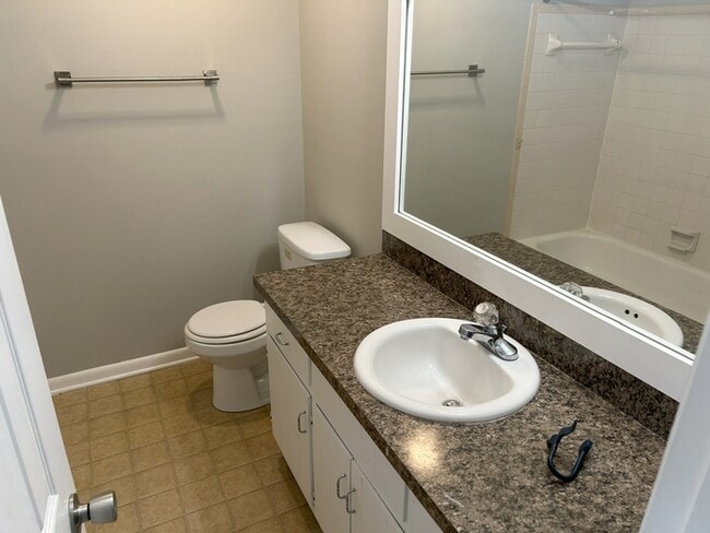 Building Photo - Beautiful Mountain Views | 2 Bed | 1.5 Bat...