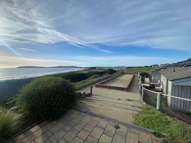 Building Photo - Stunning Home with Breathtaking Golf Cours...
