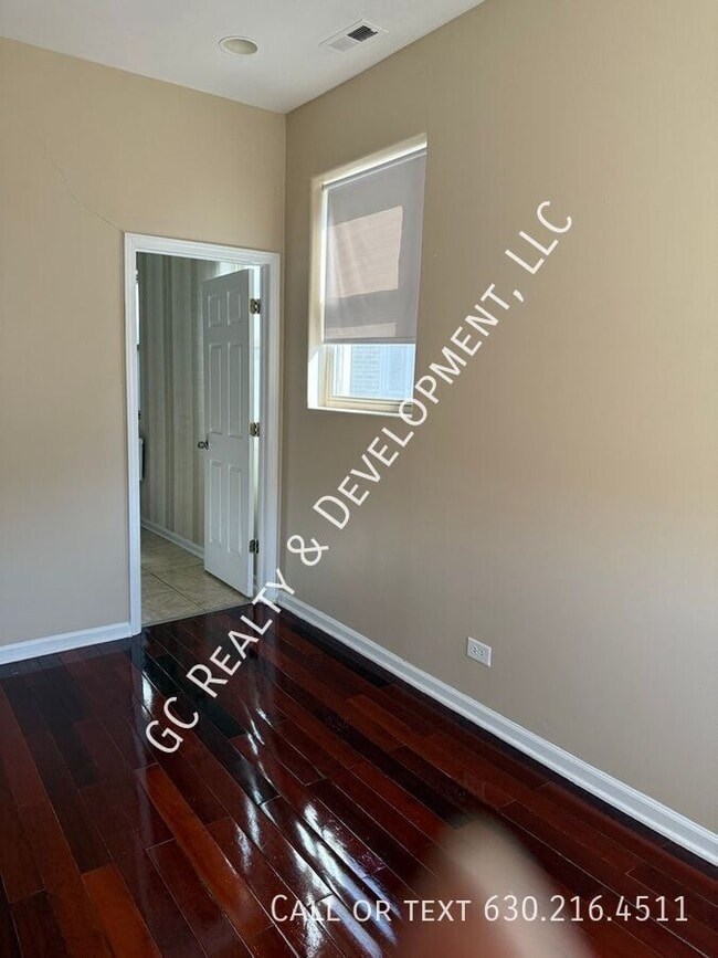 Building Photo - 5816 S Michigan-Unit 2