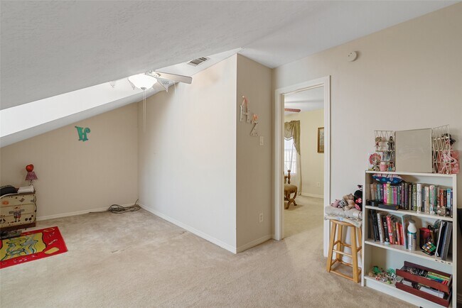 Building Photo - 1014 Enclave Square N