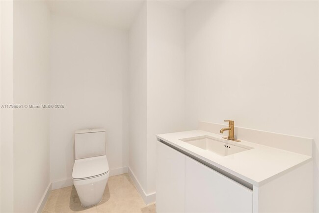 Building Photo - 2678 Tigertail Ave