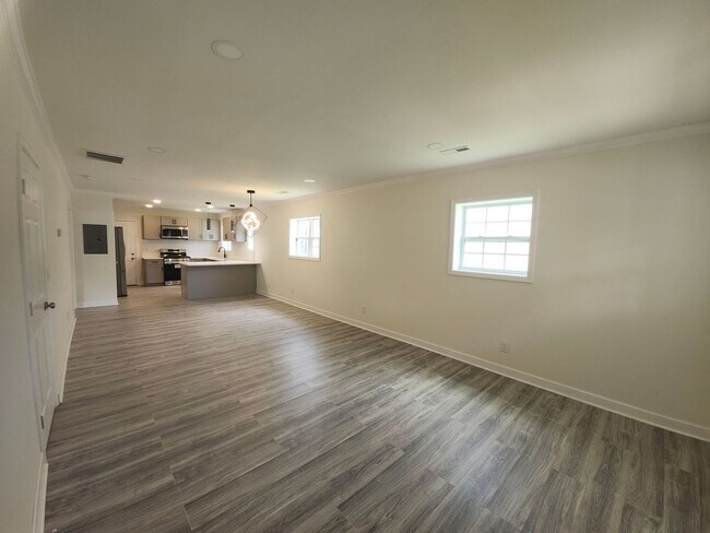 Building Photo - Beautiful 2-Bedroom, 2-Bath Gem in Peoples...