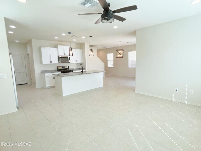 Building Photo - 866 E Artesia Pl