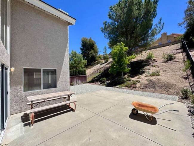 Building Photo - Spacious 3 Bedroom Home with High Ceilings...
