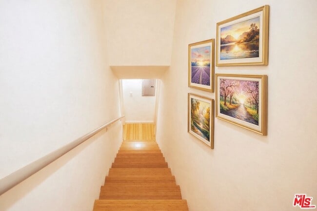 Building Photo - 1154 S Barrington Ave