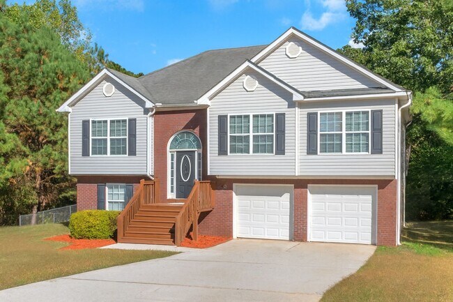 Building Photo - Spacious 4-Bedroom Split Foyer with 3 Bath...