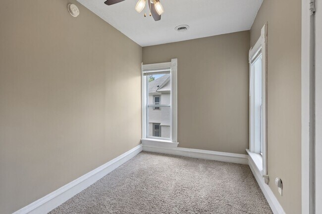 Building Photo - 3BR/1Bath + Office Area Available Sept 12t...