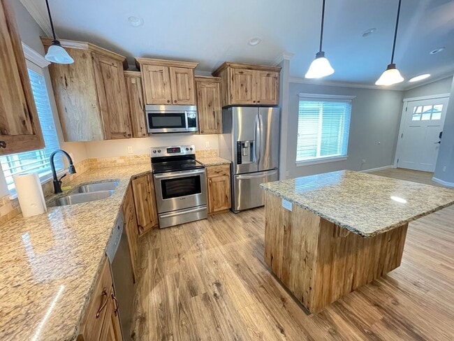 Building Photo - 3 bedroom 2 bathroom Rancher located in Ra...
