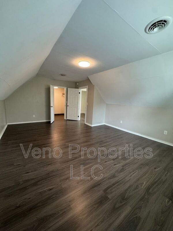 Building Photo - 221 Spring Ave