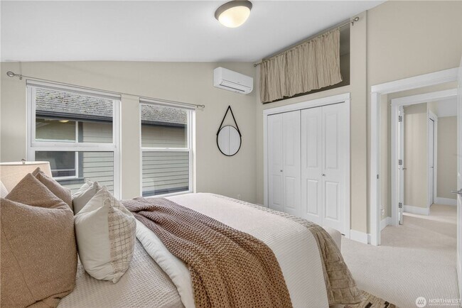 Building Photo - Downtown Ballard 3 bd 2.5 bath townhome in Great School district and minutes to Ballard Locks