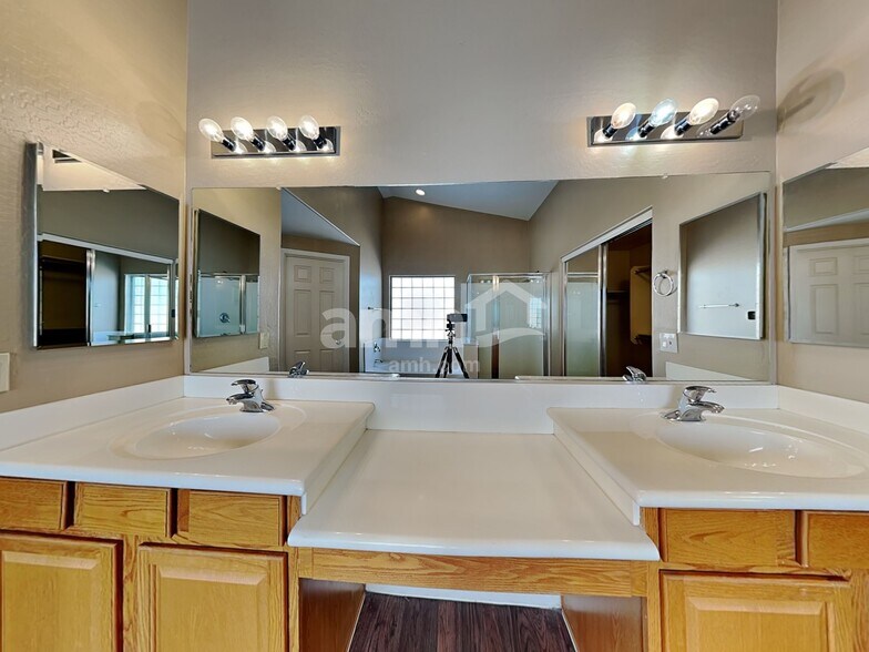 Building Photo - 2653 W Sunset Way