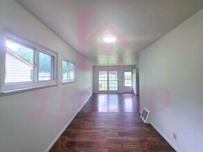 Building Photo - 3 Bedrooms | 1 Bathroom | Hardwood Floors | Bright Living/Dining Area | Galley Kitchen | Unfinish...
