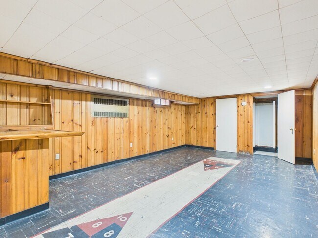 Building Photo - Large 3 Bedroom on 2nd St