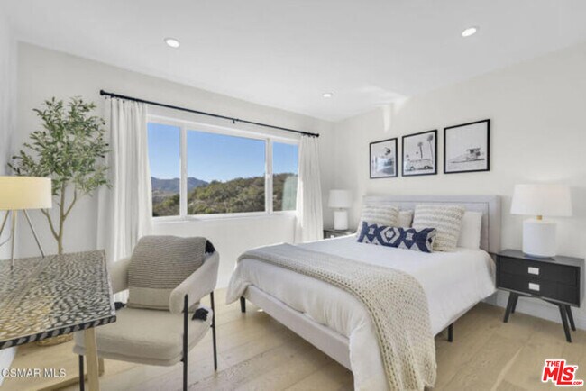 Building Photo - 987 Brookview Ave