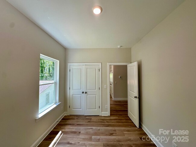 Building Photo - 9247 Eleanor Dr