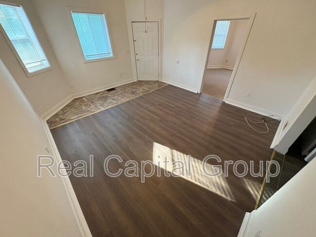 Building Photo - 340 N Main St