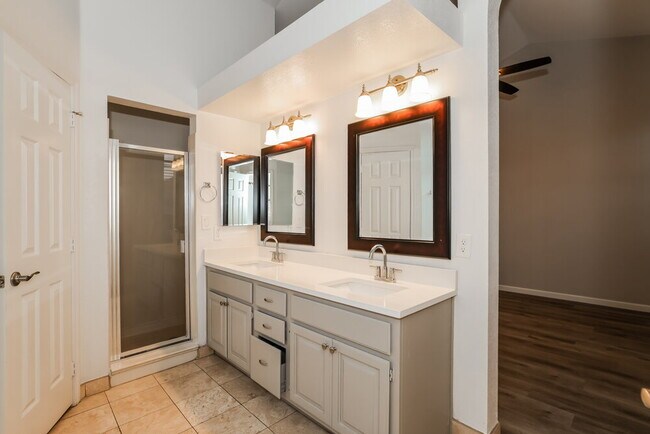 Building Photo - 707 W Mesquite St