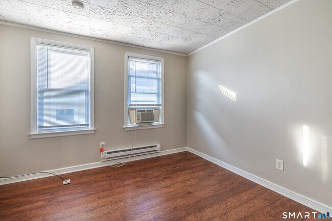 Building Photo - 793 Brewster St