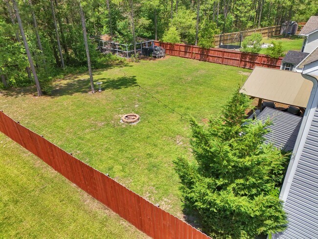 Building Photo - 4 bedroom 2.5 bathroom home close to beaches, shopping, and Marine Corps Bases.