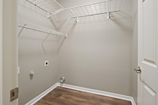 Building Photo - 1121 Boxwood Loop