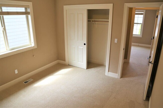Building Photo - Nice 4bed/2.5 Bath Home, Gas Range