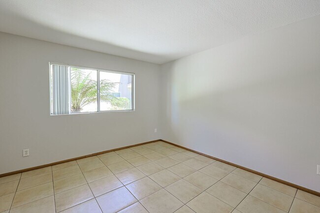 Building Photo - Spacious 2-Bed, 2-Bath Condo in Prime Nort...