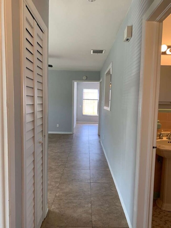 Building Photo - 3 Bedroom 2 Bath Home in Central Gulfport