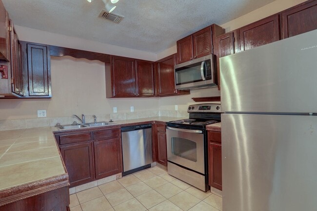 Building Photo - 492 Tamarack St