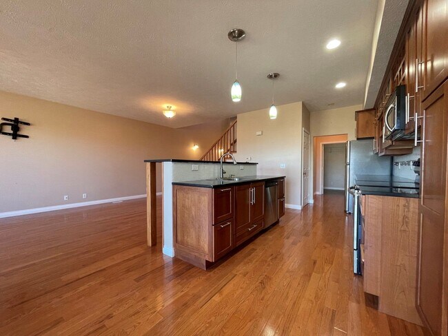 Building Photo - Town Home For Rent Bellevue!