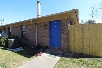 Building Photo - **Updated 2-Bedroom, 2-Bathroom Apartment ...