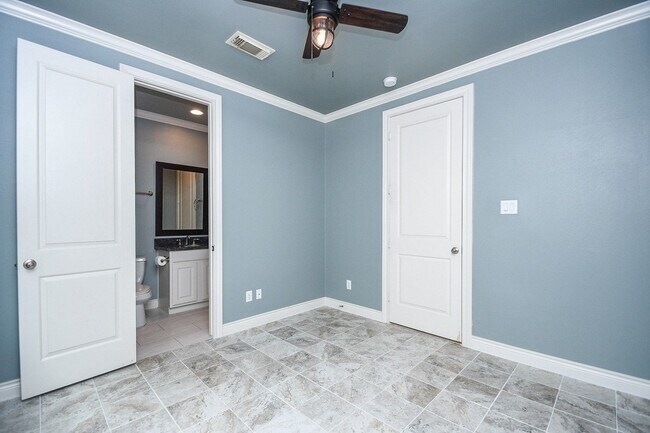 Building Photo - 2222 Hilshire Lake Dr