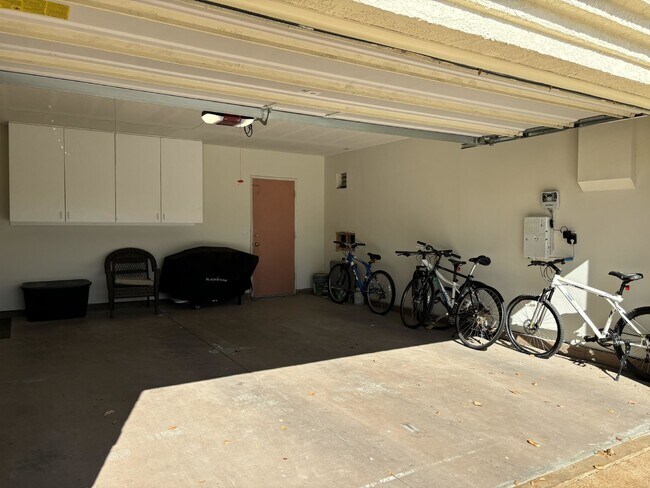 Building Photo - Furnished or Not! Gated, 3 Bedrooms, pool/spa