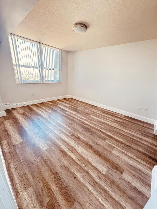 Building Photo - 19501 W Country Club Dr