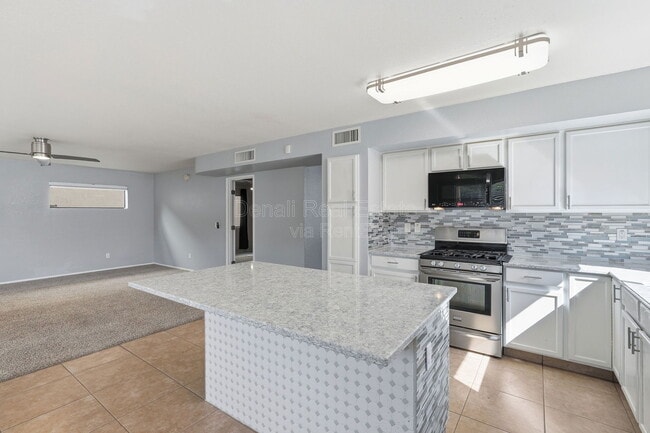 Building Photo - 10008 E Paseo San Ardo