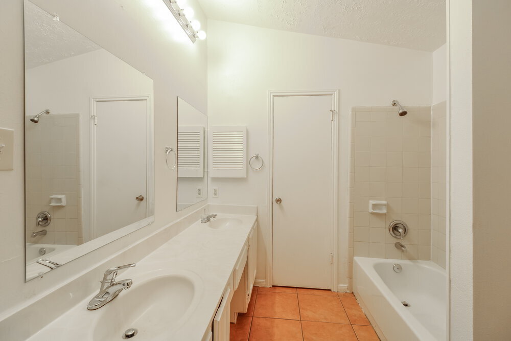 Building Photo - 15230 Loma Paseo Dr