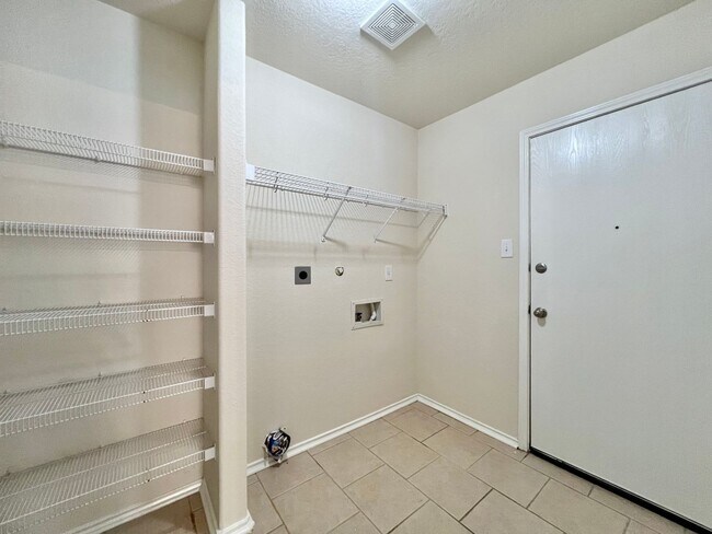 Building Photo - 11111 Dewberry Field