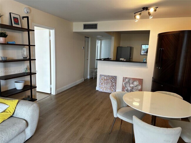 Building Photo - 2821 N Miami Beach Blvd