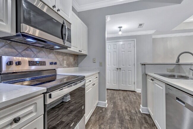 Building Photo - 2-Bed, 2-Bath Condo in the Heart of Green ...