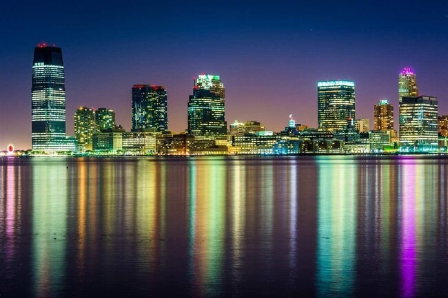 Building Photo - 201 York St