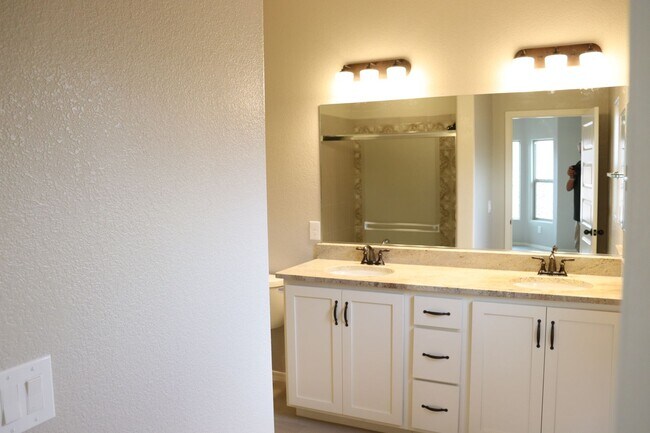 Building Photo - Brand New Home in Holiday